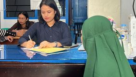 Rajula (38) yang tengah hamil besar, harus dievakuasi dari Rumah Sakit Umum Daerah (RSUD) Tanjung Pura, Langkat, Sumatera Utara, pada 29 November 2025 karena rumah sakit tak mampu melayani persalinannya. Saat itu, situasi sedang tak menentu akibat be