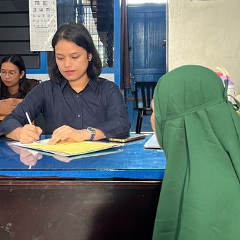 Momen Haru Dokter Puskesmas Bantu Ibu Lahirkan 2 Bayi Kembar di Langkat saat Banjir