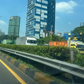 Jalan tol JORR arah Ciledug Macet Parah