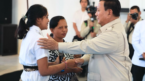 Presiden RI Prabowo Subianto meminta siswa Sekolah Rakyat Menengah Pertama (SRMP) 17 Tabanan, Bali, untuk terus belajar, menghormati orang tua dan guru, serta tidak pernah menyerah dalam mengejar cita-cita di tengah berbagai keterbatasan yang mereka 