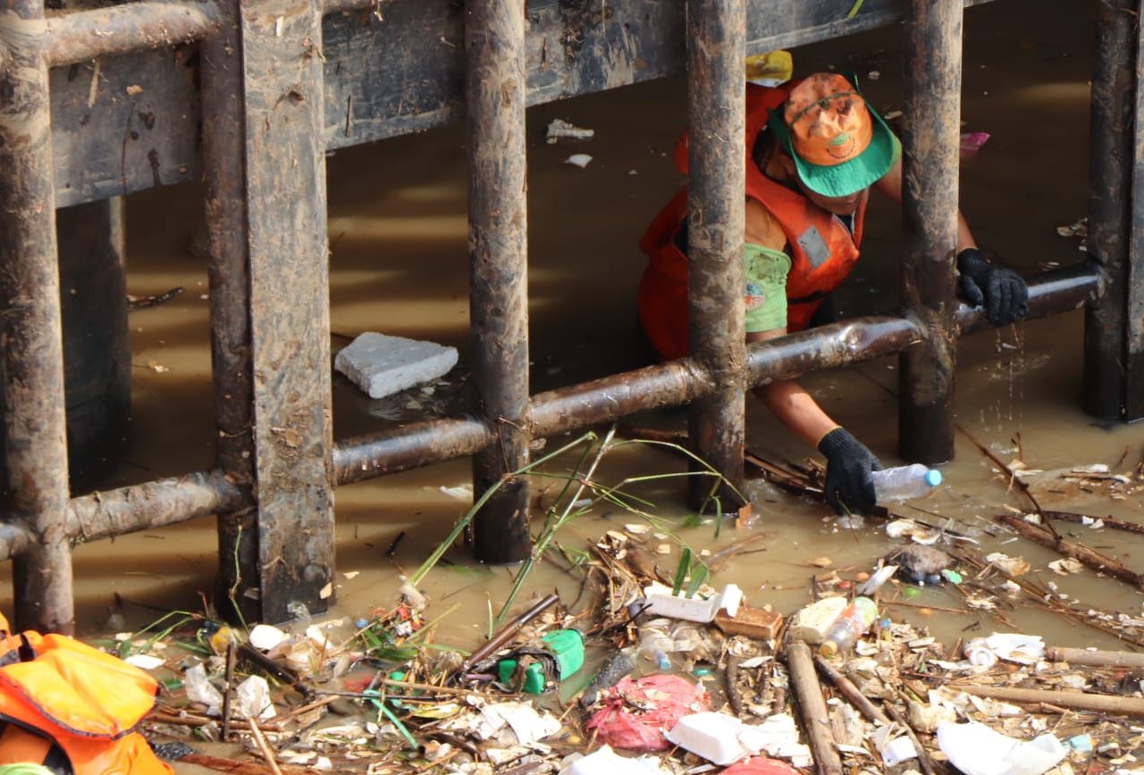 DLH Pastikan Kelancaran Aliran Sungai, Kurangi Dampak Banjir  <b>(DLH/ NTVNews.id)</b>