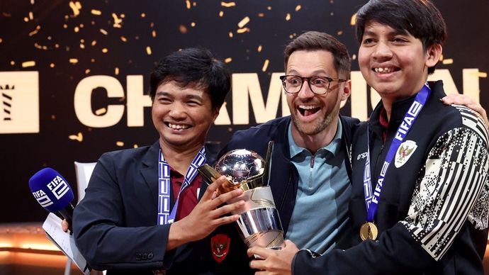 Ichsan Rahmat Taufiq (miracle), Manager dari Indonesia dan Budi Muhamad Manar Hidayat (wednesday), Assistant Manager dari Indonesia, berpose bersama host Spencer Owen usai memenangkan Football Manager final melawan Sven Goly (Svonn), Manajer dari Jerman dan Tery Whenett (FMZweierkette), Asisten Manajer dari jerman pada 1 September 2024 in Liverpool, Inggris. (Photo by Gonzalo Arroyo - FIFA/FIFA )