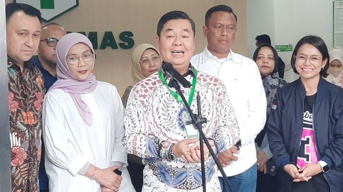 Penjabat Gubernur DKI Jakarta Teguh Setyabudi didampingi Kepala Dinas Kesehatan (Dinkes) DKI Jakarta Ani Ruspitawati (kiri) saat memberikan keterangan pers terkait kesiapan Jakarta pada program Cek Kesehatan Gratis, di Puskesmas Kecamatan Tebet, Jaka <b>(ANTARA/Lia Wanadriani Santosa)</b>