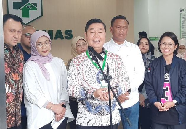 Penjabat Gubernur DKI Jakarta Teguh Setyabudi didampingi Kepala Dinas Kesehatan (Dinkes) DKI Jakarta Ani Ruspitawati (kiri) saat memberikan keterangan pers terkait kesiapan Jakarta pada program Cek Kesehatan Gratis, di Puskesmas Kecamatan Tebet, Jaka <b>(ANTARA/Lia Wanadriani Santosa)</b>