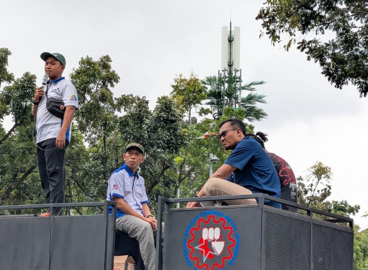 Demo di depan Balai Kota DKI <b>(NTVNews.id)</b>