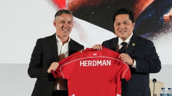 Ketua Umum PSSI Erick Thohir bersama Pelatih Timnas Indonesia John Herdman