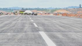 Menteri Perhubungan (Menhub) Budi Karya Sumadi mengecek progres pembangunan Bandara Nusantara di Ibu Kota Nusantara (IKN), Kalimantan Timur.
