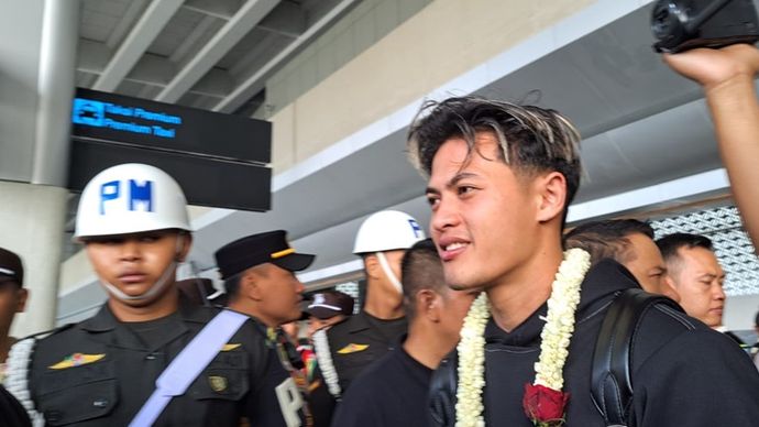 Alfeandra Dewangga tiba di Tanah Air bersama rombongan Timnas Indonesia U-23 setelah tampil di Piala Asia U-23 2024 dan playoff Olimpiade Paris 2024. 
