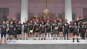 Gubernur DKI Jakarta, Pramono Anung menyambut para peserta Jakarta Diplomatic Cycling di Balai Kota Jakarta, pada Sabtu, 9 Agustus 2025.