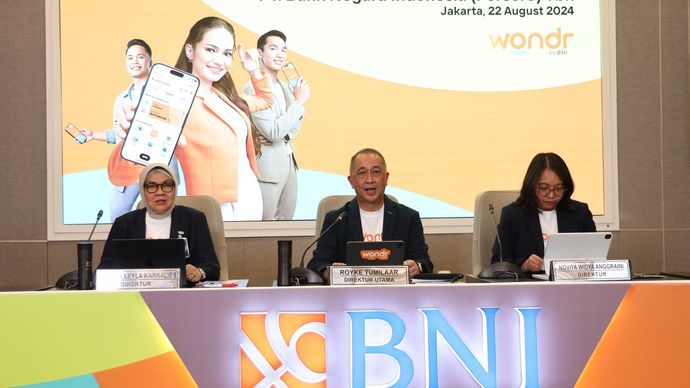 Direktur Utama BNI Royke Tumilaar (tengah), Direktur Finance BNI Novita Widya Anggraini (kanan), dan Direktur Retail Banking BNI Corina Leyla Karnalies (kiri) pada Paparan Kinerja Semester I-2024