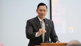 Menteri Agraria dan Tata Ruang/Kepala Badan Pertanahan Nasional (ATR/BPN), Agus Harimurti Yudhoyono (AHY) menghadiri Ujian Terbuka Doktor Direktur Jenderal Pengendalian dan Penertiban Tanah dan Ruang (PPTR), Jonahar pada Senin, 30 September 2024.

