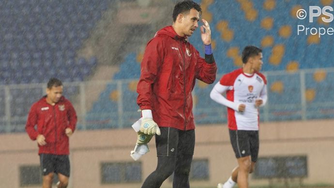 Latihan timnas Indonesia jelang laga melawan China sempat diwarnai hujan deras. 