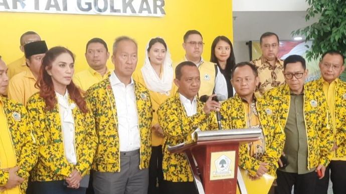 Ketua Umum Partai Golkar Bahlil Lahadalia (tengah)