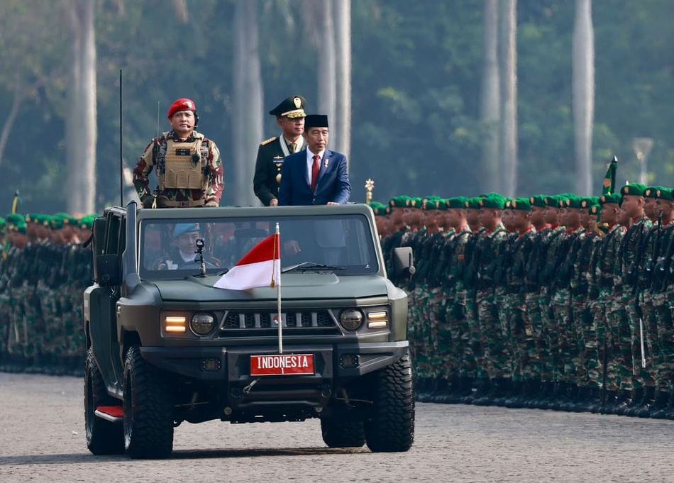 Presiden Joko Widodo (Jokowi) menggunakan kendaraan Maung Pindad pada HUT ke-79 TNI/Ist