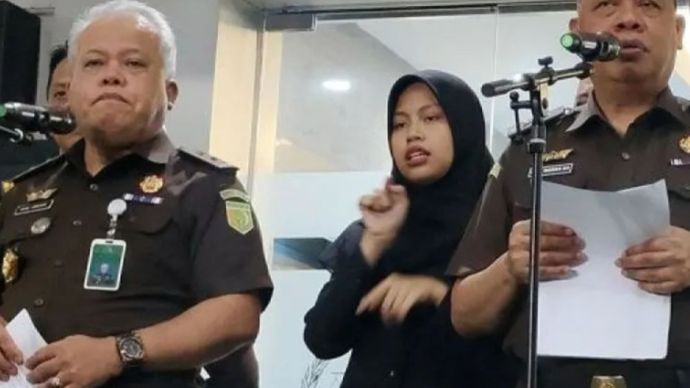 Kepala Pusat Penerangan Hukum (Kapuspenkum) Kejaksaan Agung Harli Siregar (kiri) dan Direktur Penyidikan pada Jaksa Agung Muda Bidang Tindak Pidana Khusus (Jampidsus) Kejagung Abdul Qohar (kanan) berbicara dalam konferensi pers di Gedung Kejaksaan Ag