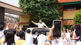Prabowo Dikerumuni Pelajar Berebut Tanda Tangan Usai Tinjau MBG di SMPN 111 Jakarta