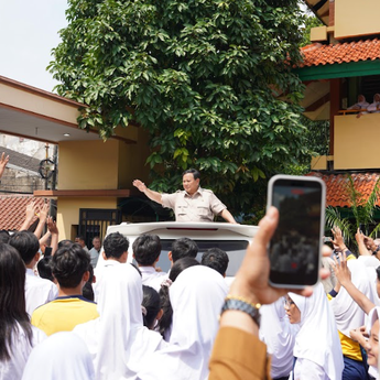 Prabowo Dikerumuni Pelajar Berebut Tanda Tangan Usai Tinjau MBG di SMPN 111 Jakarta