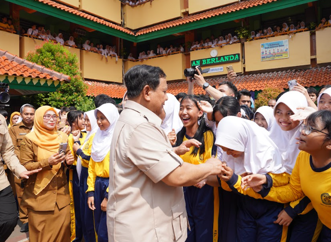 Kunjungan Presiden Republik Indonesia Prabowo Subianto ke SMPN 111 Palmerah, Jakarta Barat. <b>(Bakom)</b>