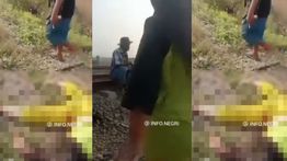 Video Detik-detik 4 Orang Tewas Tertabrak Kereta di Karawang