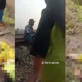 Video Detik-detik 4 Orang Tewas Tertabrak Kereta di Karawang