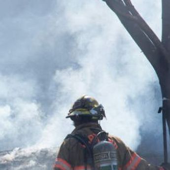 Gudang Kardus di Ciracas Terbakar, 8 Unit Damkar Dikerahkan Padamkan Api