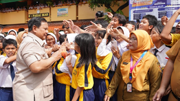 Guru SMPN 111 Jakarta Bahagia Dikunjungi Prabowo: &ldquo;Luar Biasa Bangga!