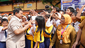 Kunjungan Presiden RI Prabowo Subianto ke SMP Negeri 111 Jakarta di Palmerah, Jakarta Barat, untuk meninjau pelaksanaan Program Makan Bergizi Gratis (MBG) disambut antusias oleh seluruh warga sekolah, baik guru maupun para murid.