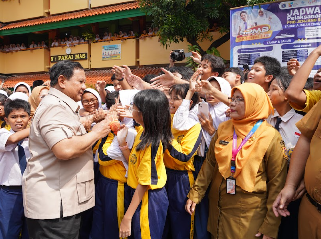 Kunjungan Presiden RI Prabowo Subianto ke SMPN 111 Jakarta di Palmerah, Jakarta Barat. <b>(Bakom)</b>