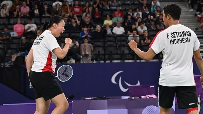 Pasangan ganda campuran Indonesia Khalimatus Sadiyah/ Fredy Setiawan dalam pertandingan semi final para bulu tangkis klasifikasi SL3-SU5 Paralimpiade Paris 2024 di Porte de la Chapele, Paris, Prancis, Sabtu (31/08/2024).