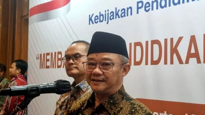 Menteri Pendidikan Dasar dan Menengah (Mendikdasmen) Abdul Mu'ti melakukan tanya jawab dengan media pada kegiatan Diskusi Kelompok Terpumpun Kebijakan Pendidikan Dasar dan Menengah di Jakarta Pusat pada Selasa (19/11/2024).