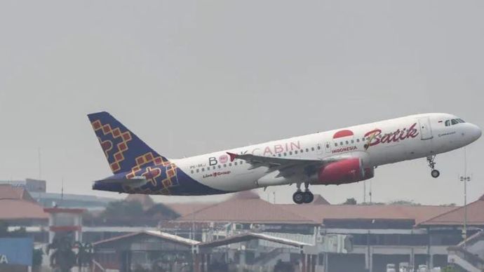 Pesawat maskapai dalam negeri lepas landas dari runway utara Bandara Soekarno-Hatta, Tangerang, Banten, Selasa (8/9/2026). Operasional Bandara Soekarno-Hatta kembali normal dengan rencana 896 penerbangan datang dan berangkat yang mengangkut total 113