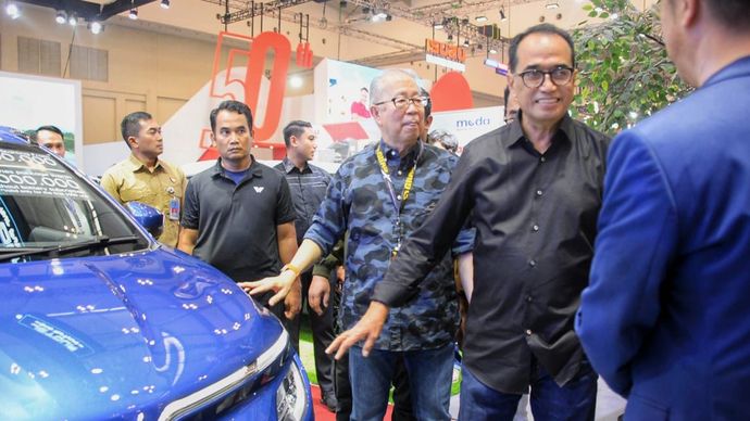 Menteri Perhubungan (Menhub) Budi Karya Sumadi saat mengunjungi pameran otomotif GIIAS 2024