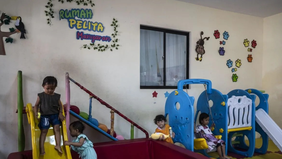 Psikolog Devi Yanti, M.Psi., menyarankan para orang tua untuk lebih peka terhadap perubahan perilaku anak setelah dititipkan di tempat penitipan anak (daycare).