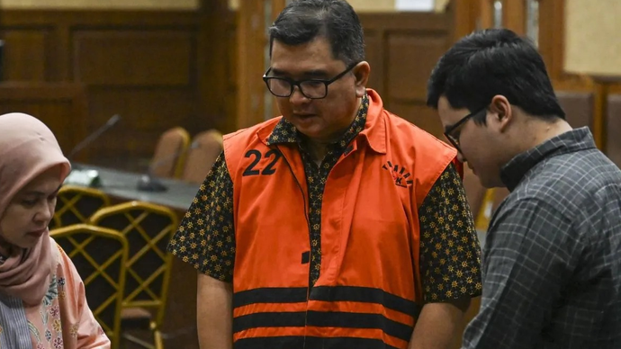 Terdakwa kasus dugaan korupsi jual beli gas antara PT PGN dengan PT IAE Hendi Prio Santoso (tengah) berbincang dengan kerabat usai menjalani sidang pembacaan surat dakwaan di Pengadilan Tipikor, Jakarta, Kamis (16/4/2026). ANTARA FOTO/Galih Pradipta/agr