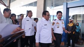 Gubernur DKI Jakarta, Pramono Anung meninjau kesiapsiagaan angkutan umum guna mengantisipasi lonjakan penumpang menjelang libur Natal dan Tahun Baru (Nataru) 2025/2026 di Terminal Terpadu Pulo Gebang, Jakarta Timur, pada Jumat, 19 Desember 2025.