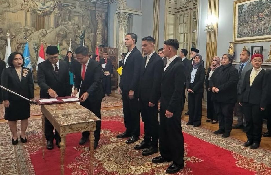 Suasana pengambilan sumpah WNI, Emil Audero, Dean James, dan Joey Pelupessy di KBRI di Roma, Italia, Senin (10/3/2025). <b>(dok PSSI)</b>