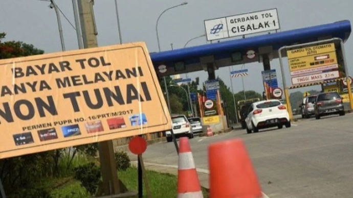 Arsip foto - Sejumlah pengendara melakukan transaksi non tunai menggunakan kartu e-Toll di Gerbang Tol Cisalak I, Tol Cijago, Depok, Jawa Barat. (ANTARA FOTO/Indrianto Eko Suwarso/foc/aa.)
