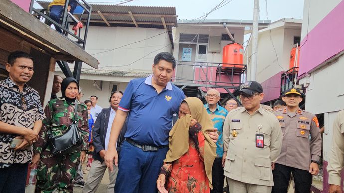 Menteri Perumahan dan Kawasan Permukiman (PKP) Maruarar Sirait melakukan Penyerahan 30 Unit Rumah Panggung dan Kendaraan Ambulance dari Program CSR dari PT. Harum Energy kepada masyarakat yang tinggal di kawasan pesisir Muara Angke, Jakarta Utara. 