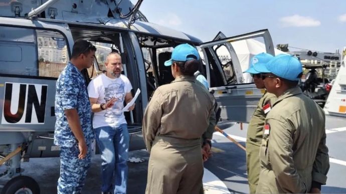 Tim inspeksi PBB mengecek kesiapan kapal, helikopter, dan pasukan Satgas MTF TNI Kontingen Garuda XXVIII-O UNIFIL di Dermaga 4 Pelabuhan Beirut, Lebanon, Rabu (26/6/2024)