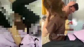 Beredar video memperlihatkan seorang istri kepergok sedang tidur bersama laki-laki lain usai digerebek oleh suaminya. Hal tersebut menjadi viral di media sosial.