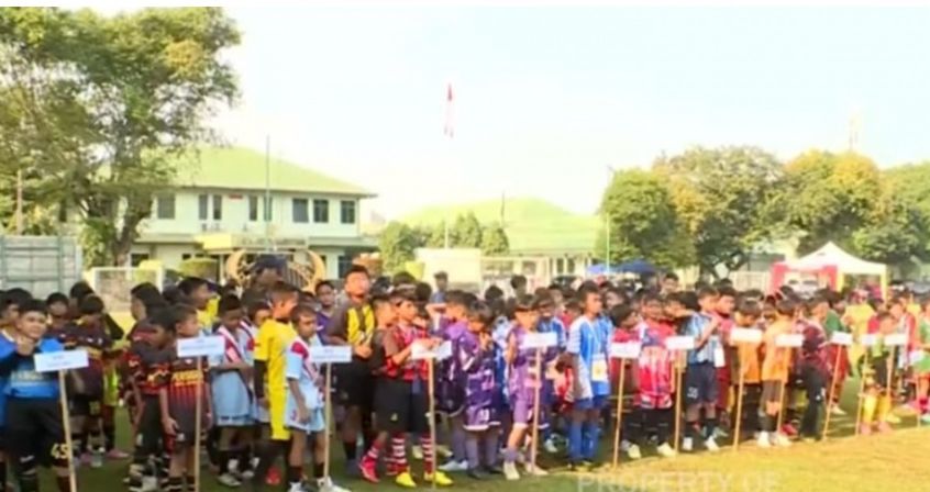 Ribuan murid dan siswa dari 104 Sekolah Sepakbola (SSB) memeriahkan acara Pembukaan Turamen Sepakbola memperbutkan Piala Ketua MK tahun 2025.