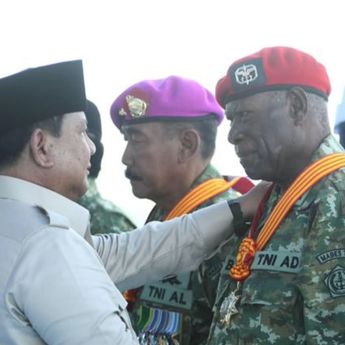 Tahan Tangis Letda Bayani 'Rambo' Kopassus saat Dikasih Penghargaan dari Prabowo