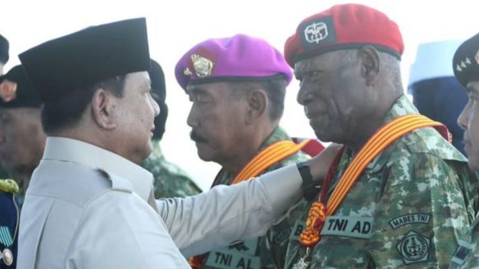 Presiden Prabowo bersama Letda (Purn) Darius Bayani