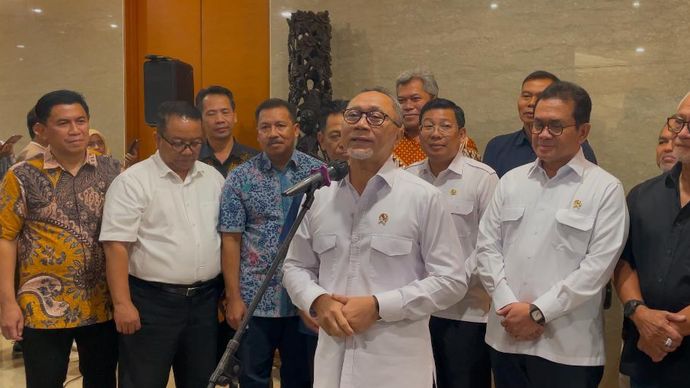 Menteri Koordinator Bidang Pangan Zulkifli Hasan (Menko Zulhas) memastikan pasokan ayam ras dan telur aman selama bulan Ramadan dan Idul Fitri 2025.