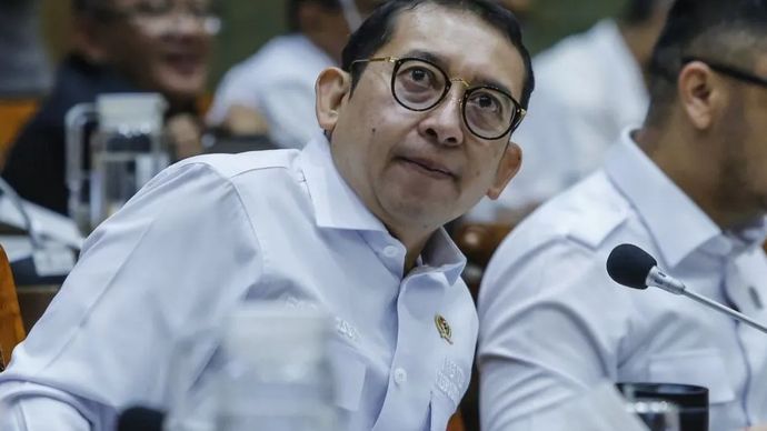 Menteri Kebudayaan Fadli Zon (kiri) bersama Wakil Menteri Kebudayaan Giring Ganesha (kanan) mengikuti rapat kerja dengan Komisi X DPR di Kompleks Parlemen, Senayan, Jakarta, Rabu, 21 Januari 2026. Rapat tersebut membahas rencana kerja strategis tahun anggaran 2026 dan pembahasan buku sejarah Indonesia. ANTARA FOTO/Asprilla Dwi Adha/bar