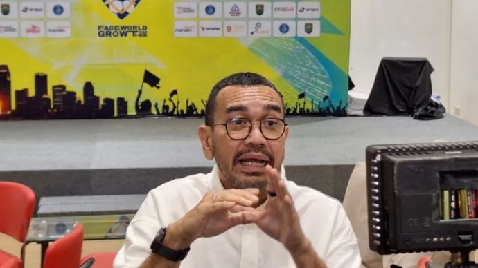 Exco Persatuan Sepak Bola Seluruh Indonesia (PSSI) Arya Sinulingga (tengah) dalam konferensi pers di Jakarta, Selasa (07/01/2024).