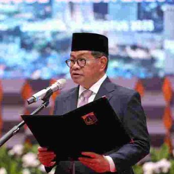 Pramono Lantik 31 Anggota Dewan Pengupahan Periode 2025-2028
