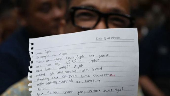 Eks Wamenaker Immanuel Ebenezer tunjukan surat dari anaknya jelang sidang perdana
