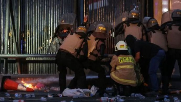 Anggota kepolisian bersama pemadam kebakaran memadamkan api di pagar Kompleks Parlemen, Senayan, Jakarta, Kamis (27/8/2026). Polda Metro Jaya mengerahkan sebanyak 4.274 personel untuk mengamankan jalannya aksi penyampaian pendapat di muka umum