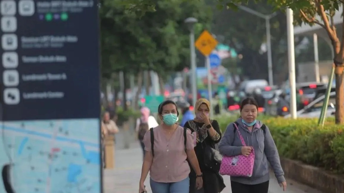 Ilustrasi - Sejumlah pekerja memakai masker saat jam pulang kantor di kawasan Sudirman, Jakarta. ANTARA FOTO/Reno Esnir.